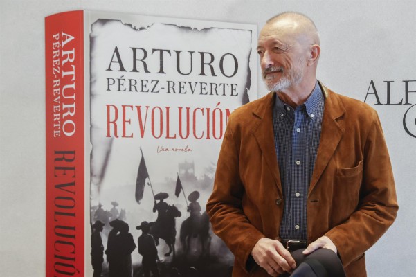 Pérez-Reverte publica 'Revolución': 