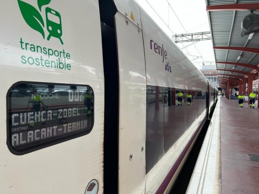 Renfe se anticipa a la competencia 'low cost' y abre la venta de billetes AVE hasta 2024 desde 17 euros