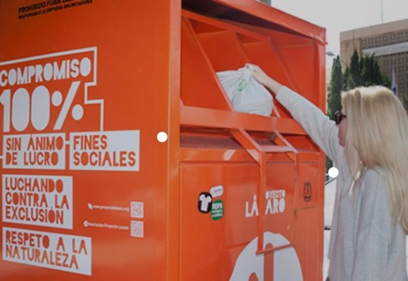 Alicante ratifica la adjudicación del servicio de recogida de ropa a Proyecto Lázaro