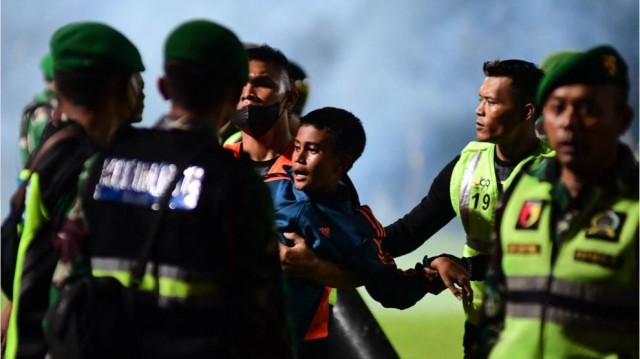 Las autoridades se comprometen a esclarecer la peor tragedia en el fútbol indonesio
