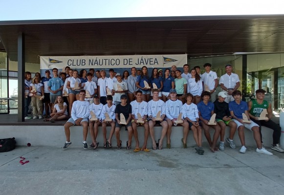 Medio centenar de regatistas participan en el trofeo autonómico de Windsurf organizado por el Club Náutico Jávea

