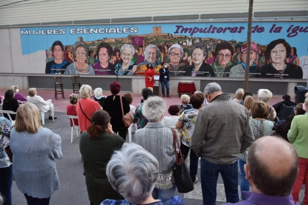 Lorca retoma la ampliación del mural pictórico 'Mujeres Esenciales: impulsoras de la Igualdad'