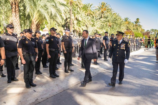 El bipartito de Elche redacta un plan para llegar a 400 agentes de Policía Local y renovar su flota
