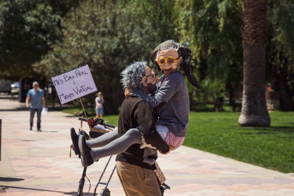 Xa! Teatre celebra sus 10 años entre acrobacias, zancos y caracterizados de 'iaios'