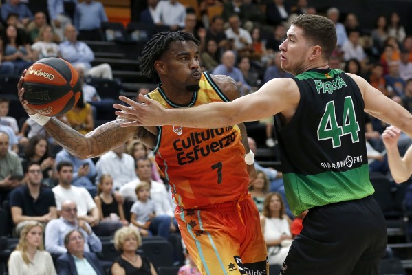 Valencia Basket doblega al Joventut en la prórroga