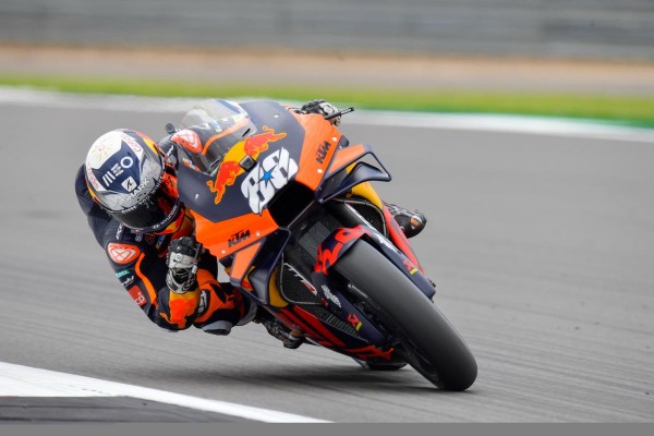 Miguel Oliveira vence en condiciones extremas