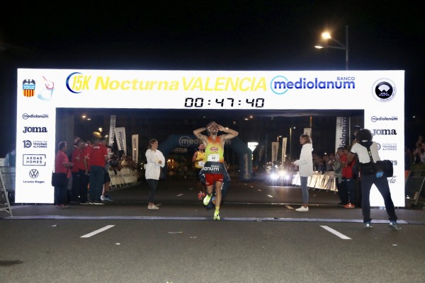 Héctor Varona se impone en una 15K Nocturna Valencia Banco Mediolanum 