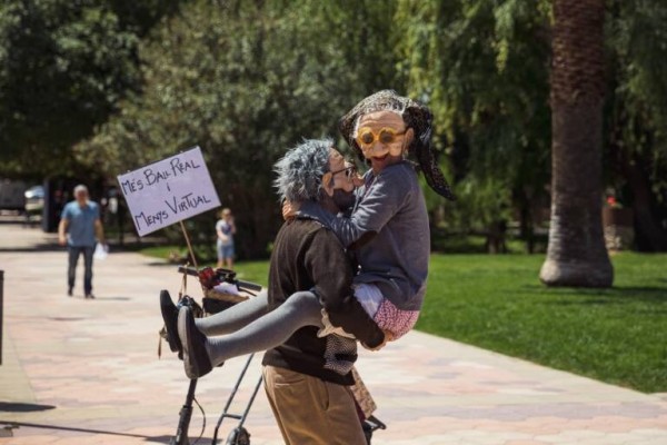 Xa! Teatre celebra sus 10 años entre acrobacias, zancos y caracterizados de 'iaios'