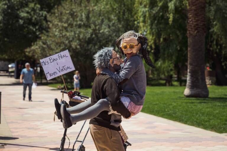 Xa! Teatre celebra sus 10 años entre acrobacias, zancos y caracterizados de 'iaios'