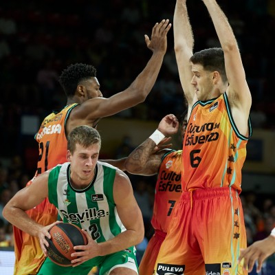 Jones y el juego interior dan la victoria al Valencia sobre el Betis