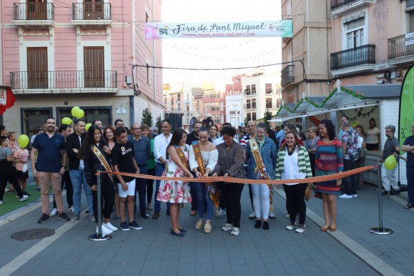 Onda inaugura la 'Fira de Sant Miquel' con el público volcado con el comercio local