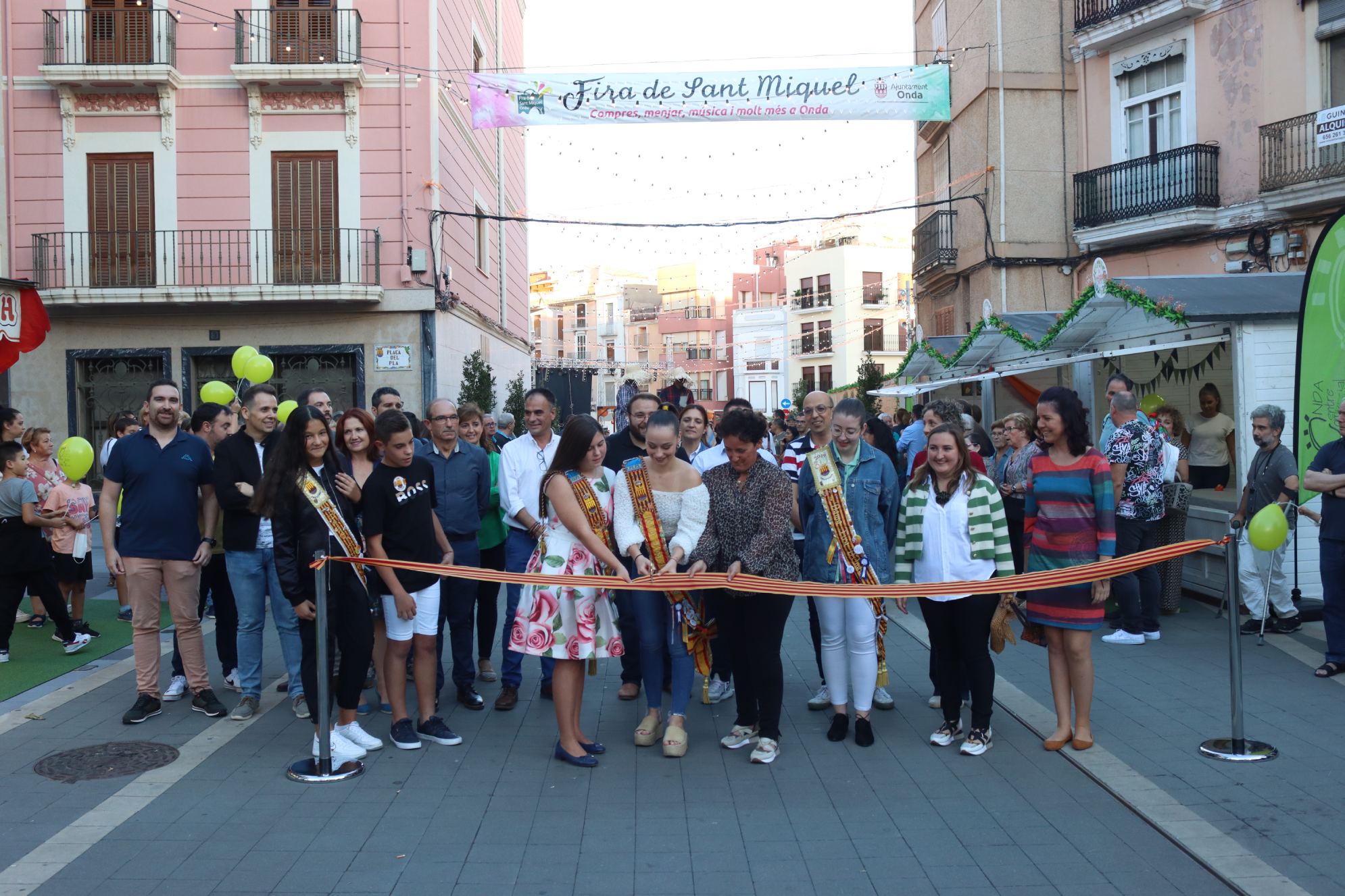 Onda inaugura la 'Fira de Sant Miquel' con el público volcado con el comercio local