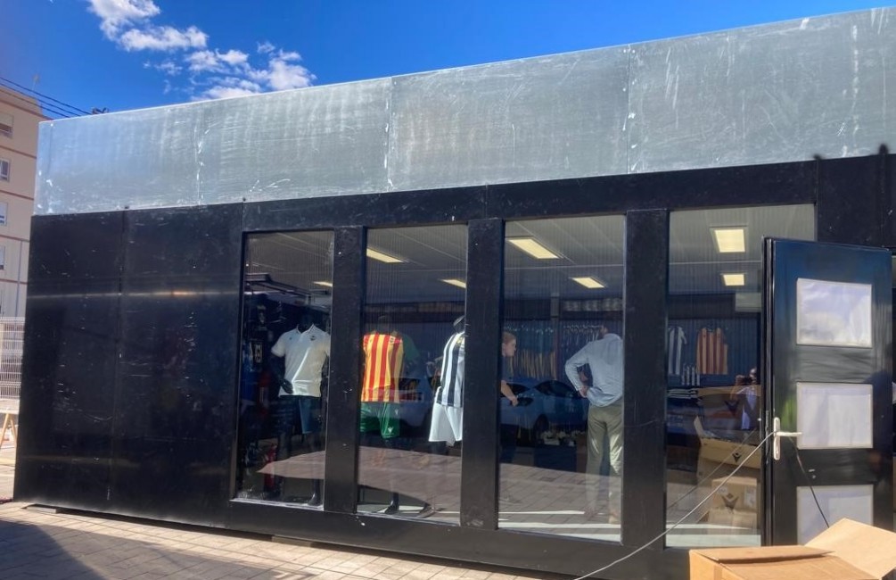 Aspecto de la nueva tienda oficial del CD Castellón, a un día de su apertura. Foto: Castellón Plaza  - 
