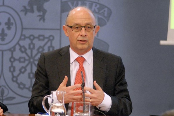 Montoro rectifica y convoca a las autonomías para repartir el extra del FLA