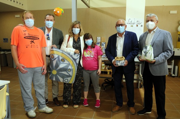 Cevisama y el ITC donan las lonas de Transhitos a Afanias para elaborar productos solidarios