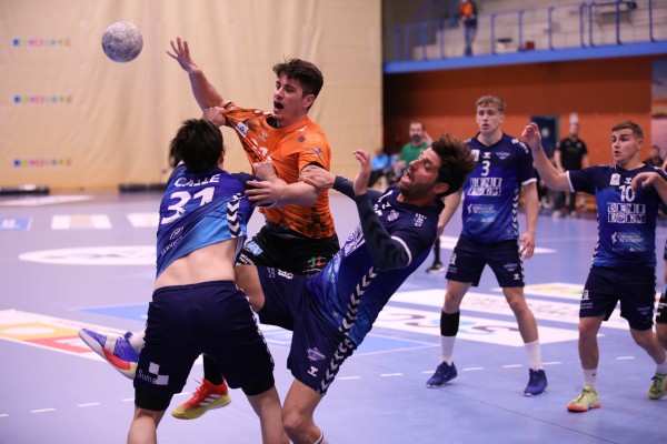 El Balonmano Benidorm quiere mantener la racha como local ante el Bathco Torrelavega
