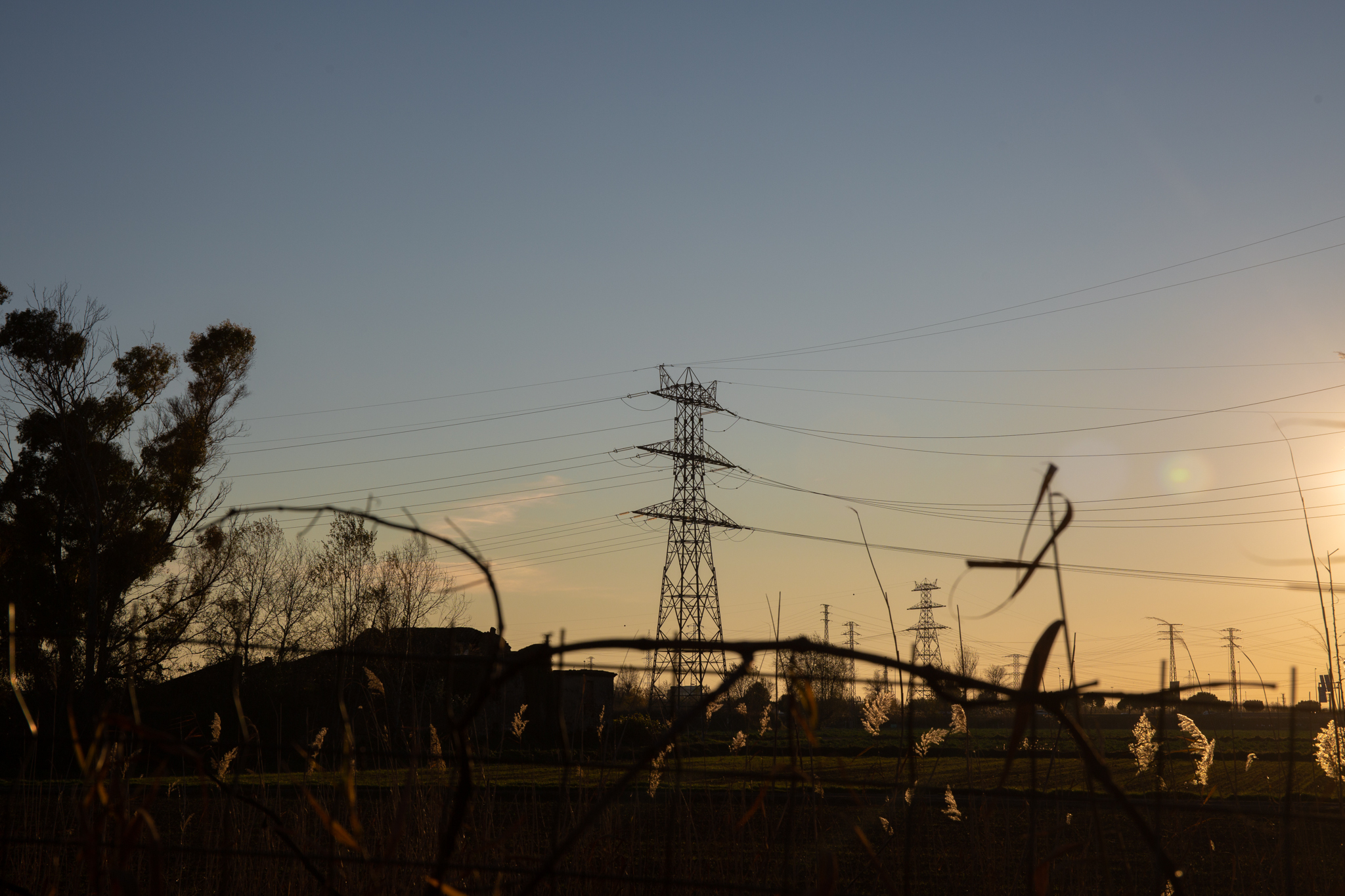 Los Veintisiete pactan una reducción del 5% de demanda eléctrica en horas pico y una tasa a las energéticas