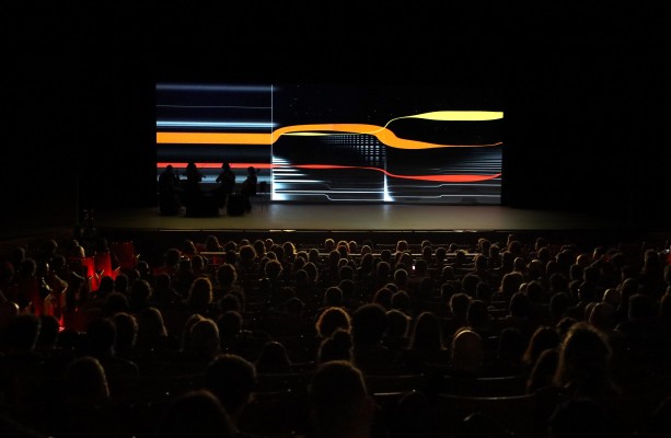 Un cuarteto de cuerda, videomapping y partituras generadas por software: así suena Playmodes