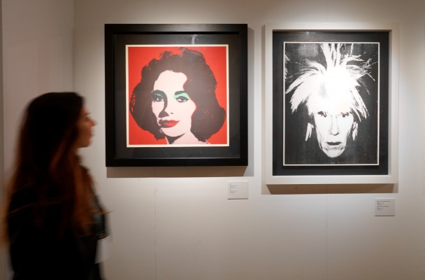 El Warhol más oscuro llega a València
