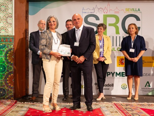 La vila-realense 'El Món d'Ausiàs' recibe el galardón a Mejor Comercio Urbano en los Premios CEC 