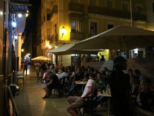 El bipartito y la oposición se dividen al abordar soluciones al ruido en el Casco Antiguo de Alicante