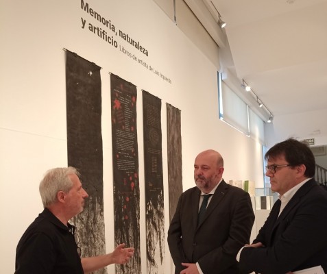 Luis Izquierdo teje un narrativa de metáforas y sensaciones en el MUBAM con sus libros de artista