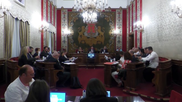 Unanimidad política en el pleno de Alicante para reconocer a la Policía y a Pedro Ferrándiz