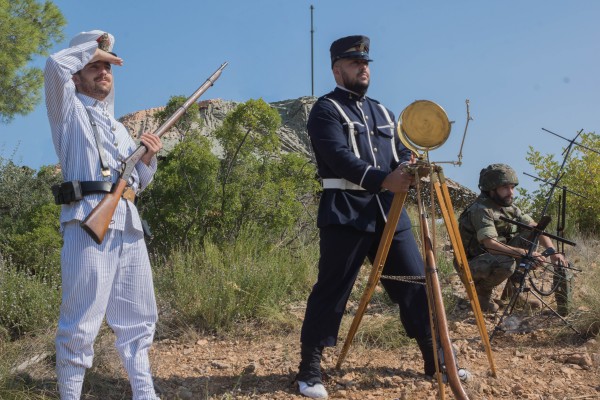 Del padre de Aznar al hijo de Largo Caballero: la historia ahora escrita de un regimiento de Marines