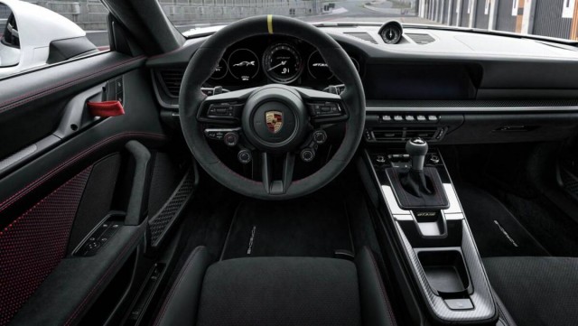 Porsche cierra su primer día en el parqué bursátil sin cambios