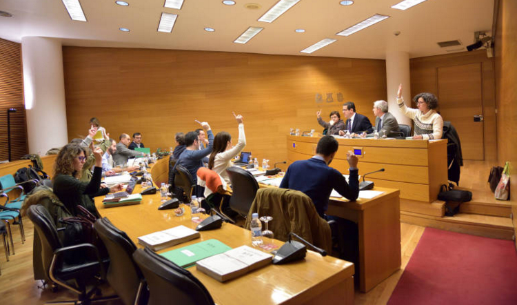 Un superávit absurdo