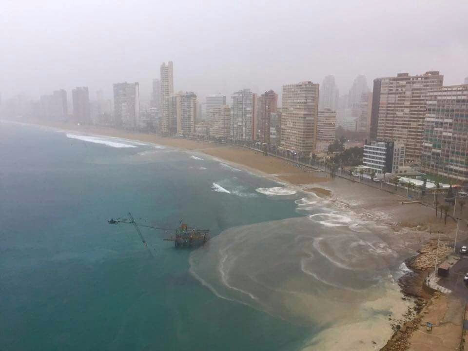Aspecto que presentaba este sábado la playa de Levante. de Benidorm - 