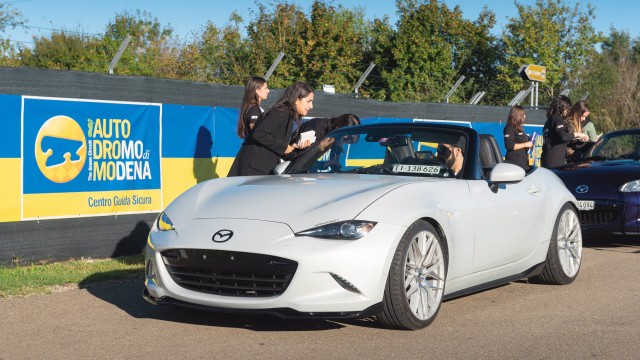 Una concentración de Mazda MX-5 para batir un Récord Mundial Guinness
