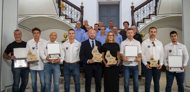 La Diputació homenajea a los bomberos de Gandia, campeones del mundo de excarcelación

