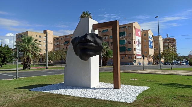 El escultor Carlos Lorenzo instala el memorial en piedra y acero por las víctimas de la covid-19