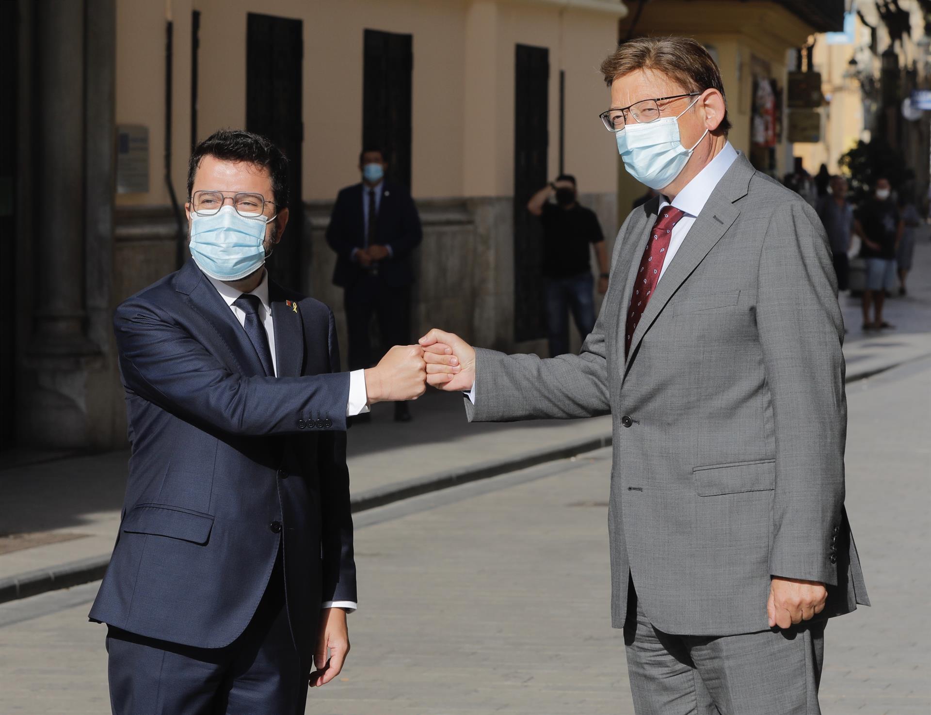 Ximo Puig (d) y Pere Aragonés (i). Foto: ROBER SOLSONA/EP - 