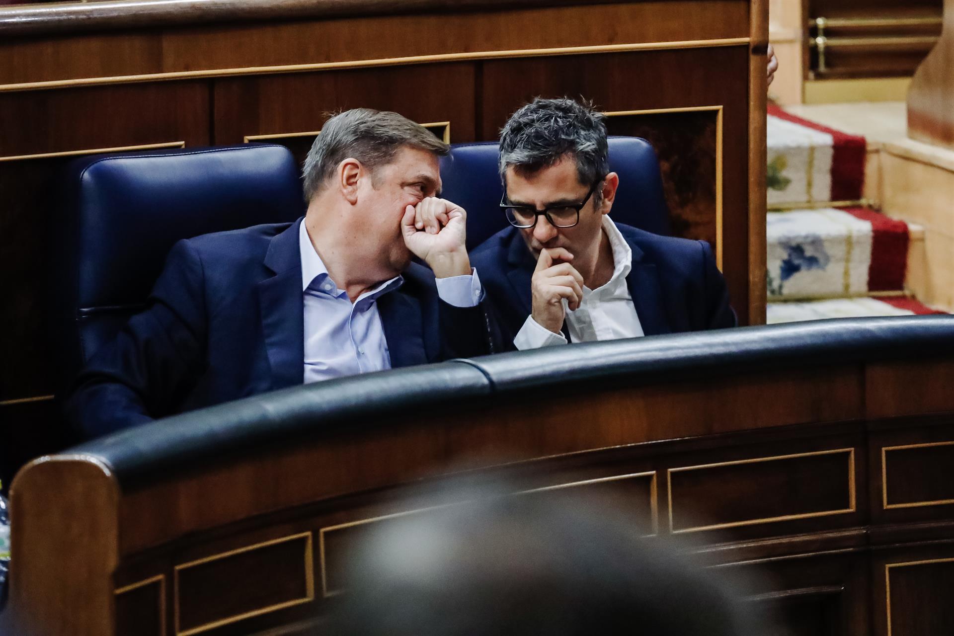 Luis Planas (i) y Félix Bolaños (d). Foto: CARLOS LUJÁN/EP - 