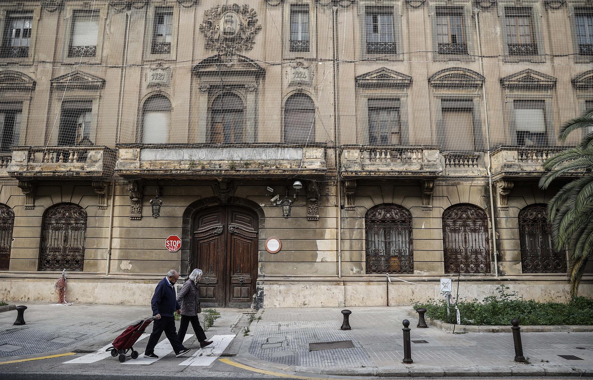 Dos personas caminan frente a los exteriores del edificio de Zapadores. Foto: ROBER SOLSONA/EP - 