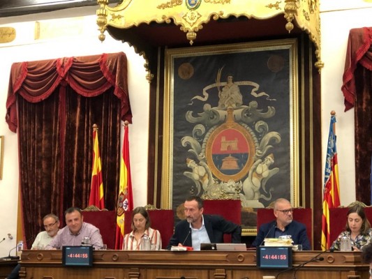 El pleno de Elche aprueba una mesa del Edificant, bonos escolares y pide medidas para asumir el coste energético