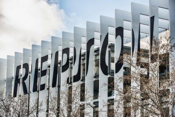 Repsol acusa la caída del precio del crudo