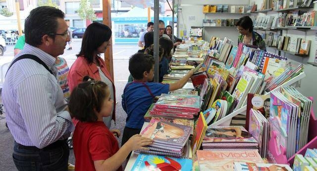La Festa del Llibre omplirà la plaça Major de Vila-real de literatura i música 