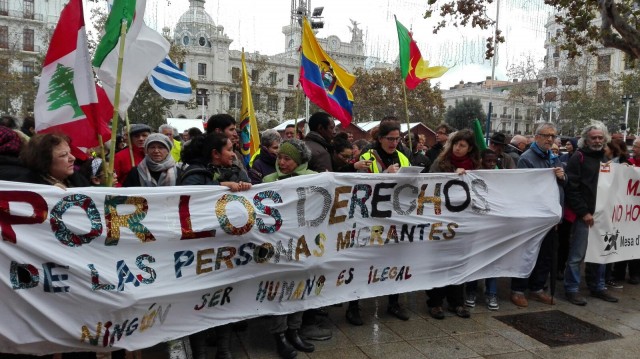 Decenas de personas reivindican en una marcha el cierre de los CIE porque 