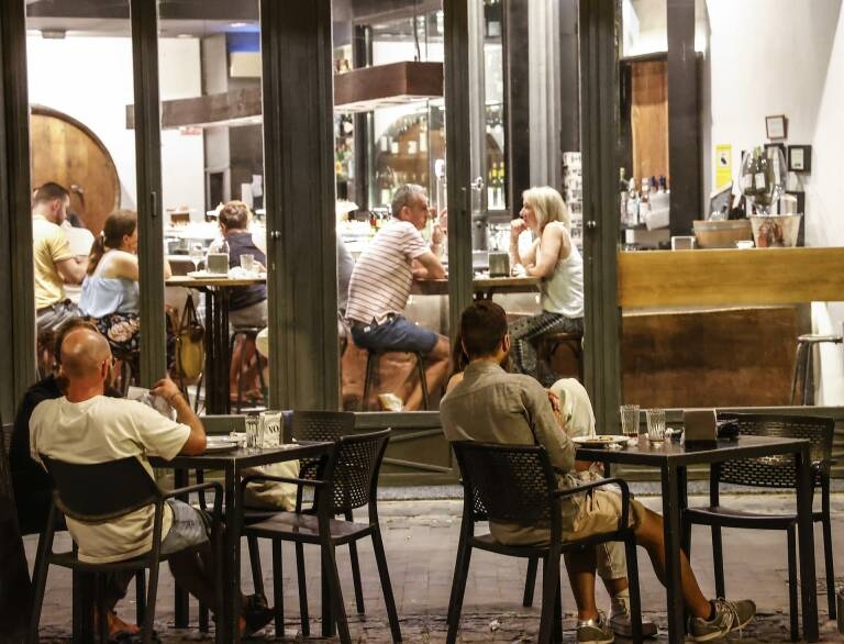 Los hosteleros de la plaza de Honduras piden que se paralicen los recortes en las terrazas
