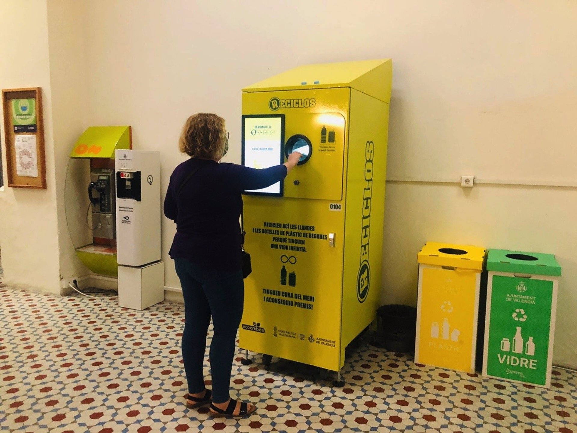 València licita de nuevo la adquisición de máquinas de recompensa para el reciclaje de envases
