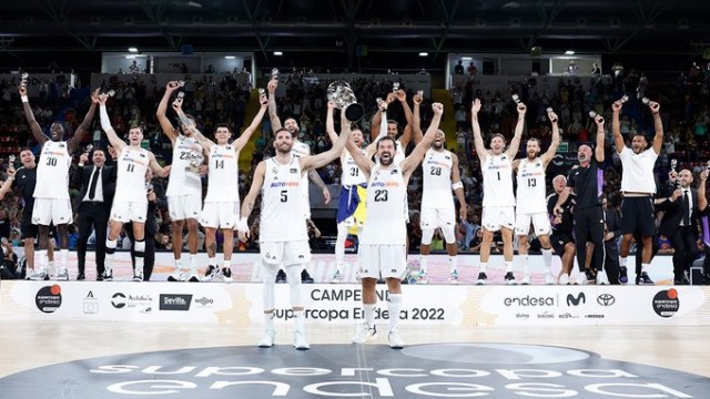 El Real Madrid reina en la igualdad y levanta la Supercopa