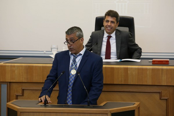 El exfutbolista Eduardo Rodríguez recibe el título de Alicantino de Adopción