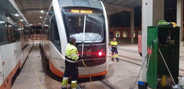 FGV licita por 3 millones de euros la limpieza del Tram para los próximos dos años y medio