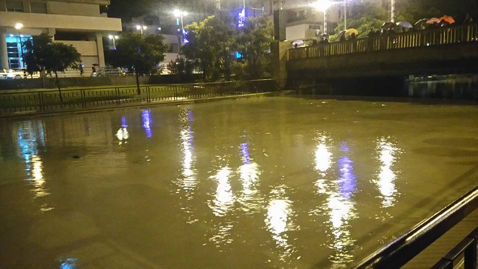 Orihuela y Almoradí, en vilo por la crecida del río Segura