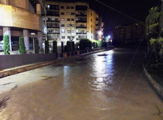 El Segura se desborda parcialmente a su paso por Orihuela