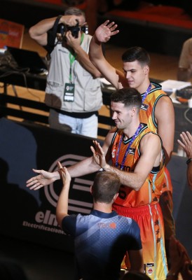 El Valencia se presenta con los ‘dorados’ Pradilla y López-Arostegui como estrellas 