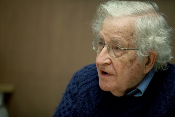 En València, mientras unos buscaban a Cavani yo lo hacía con Noam Chomsky